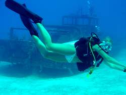 Lucy dives Doc Paulsons wreck